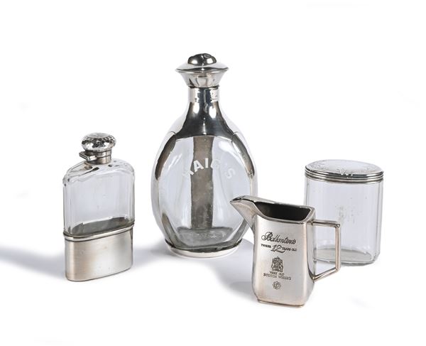 Quattro contenitori da liquore in vetro e argento, Inghilterra