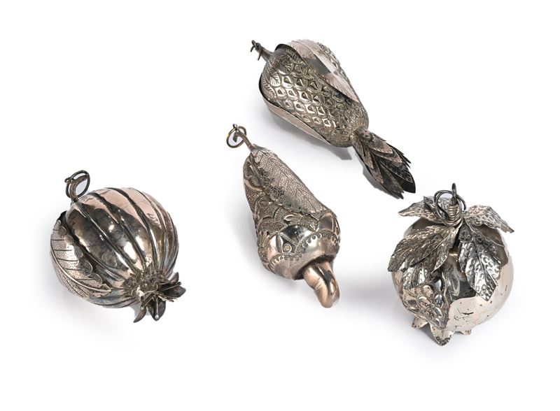 Quattro frutti in argento a basso titolo e in metallo argentato