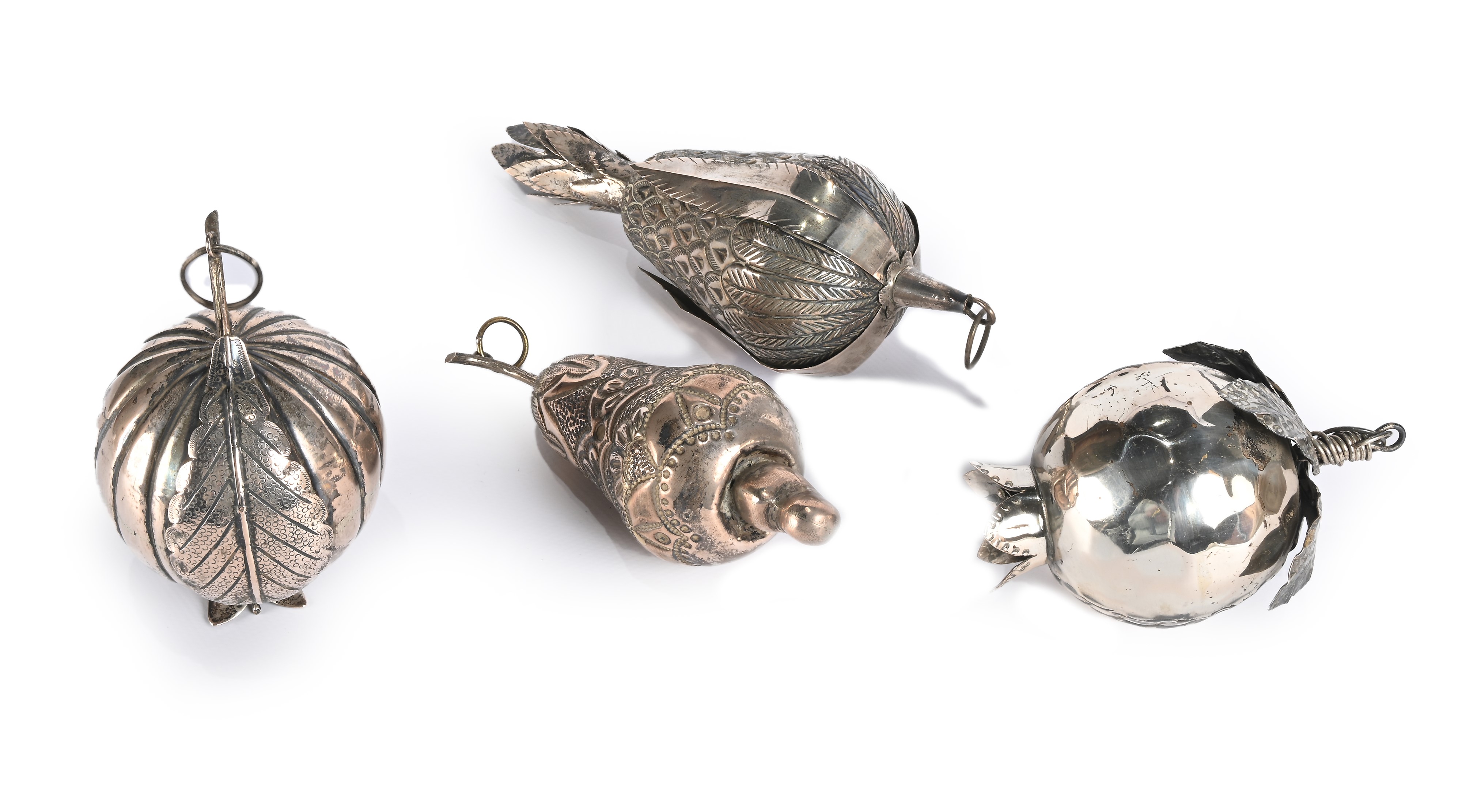 Quattro frutti in argento a basso titolo e in metallo argentato
