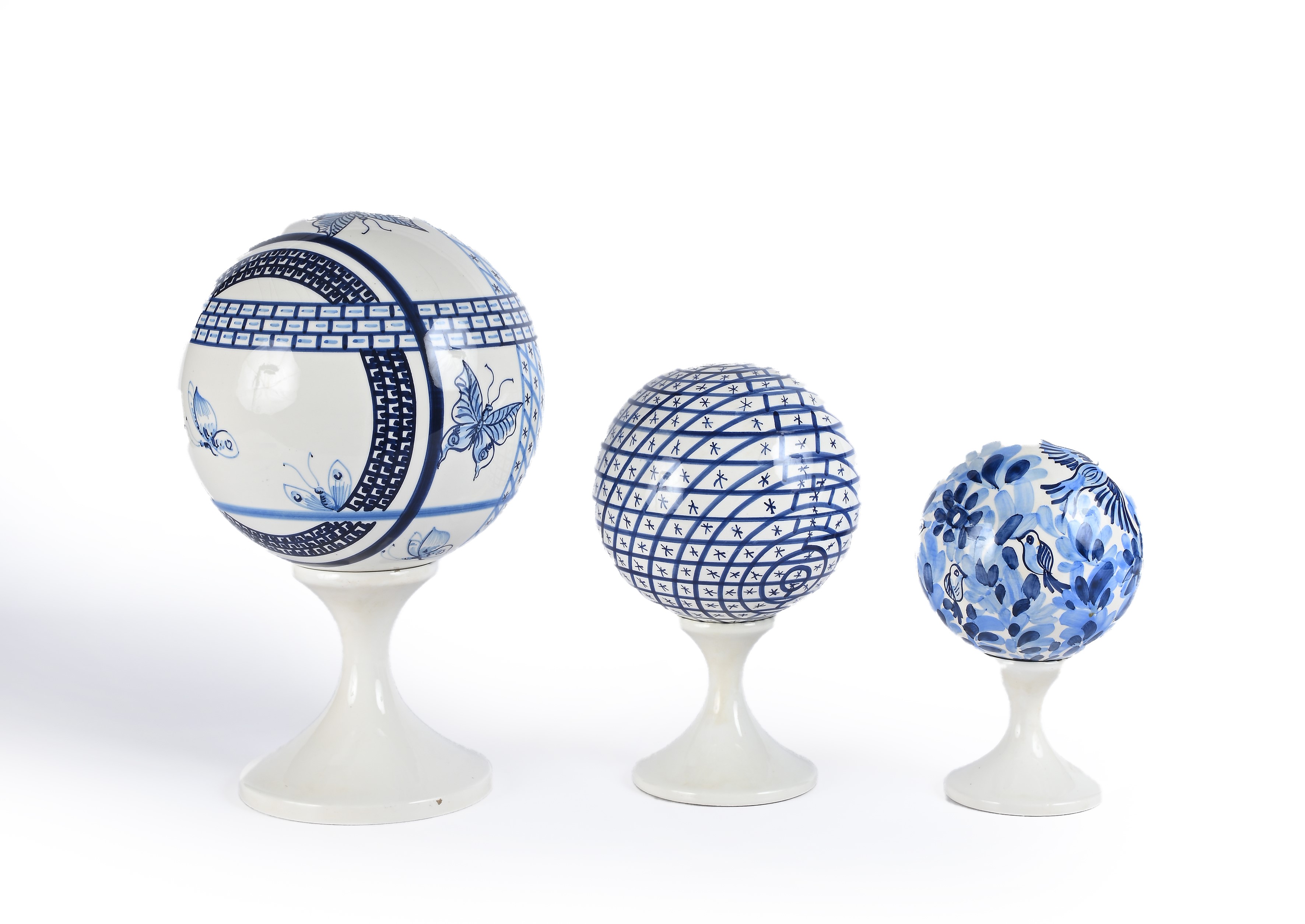 Tre sfere decorative in ceramica bianca e blu, manifattura D'Este per Valentino