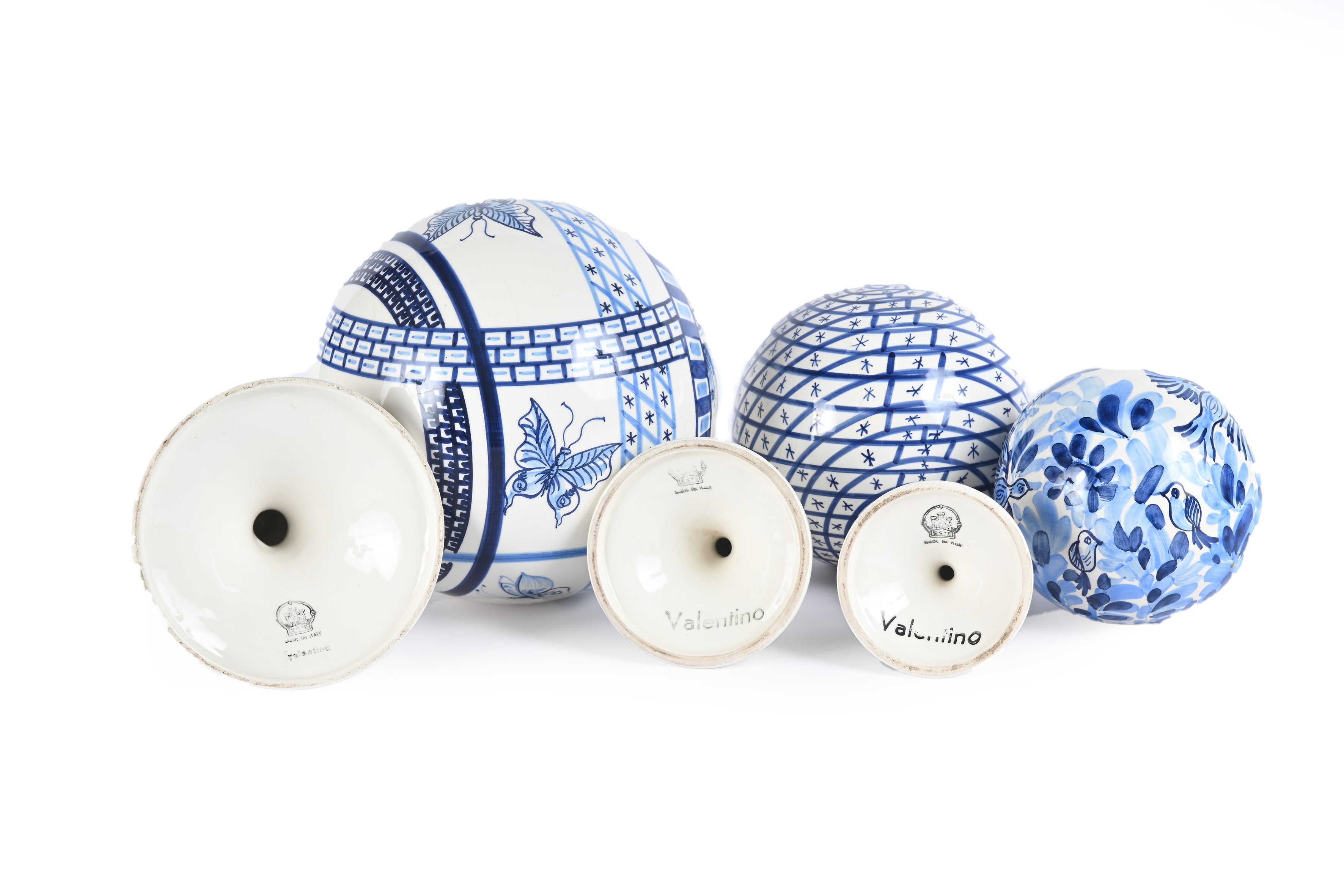 Tre sfere decorative in ceramica bianca e blu, manifattura D'Este per Valentino