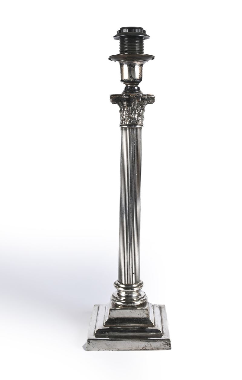 Lampada da tavolo in metallo argentato