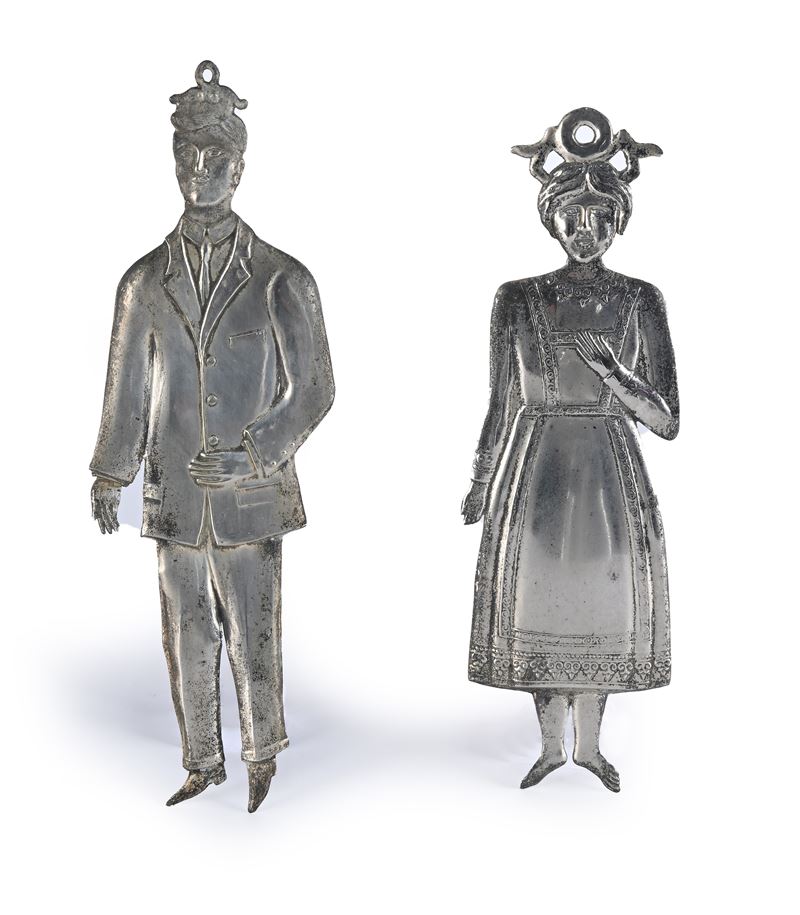 Due sagome in lamina d'argento “lui” e “lei”