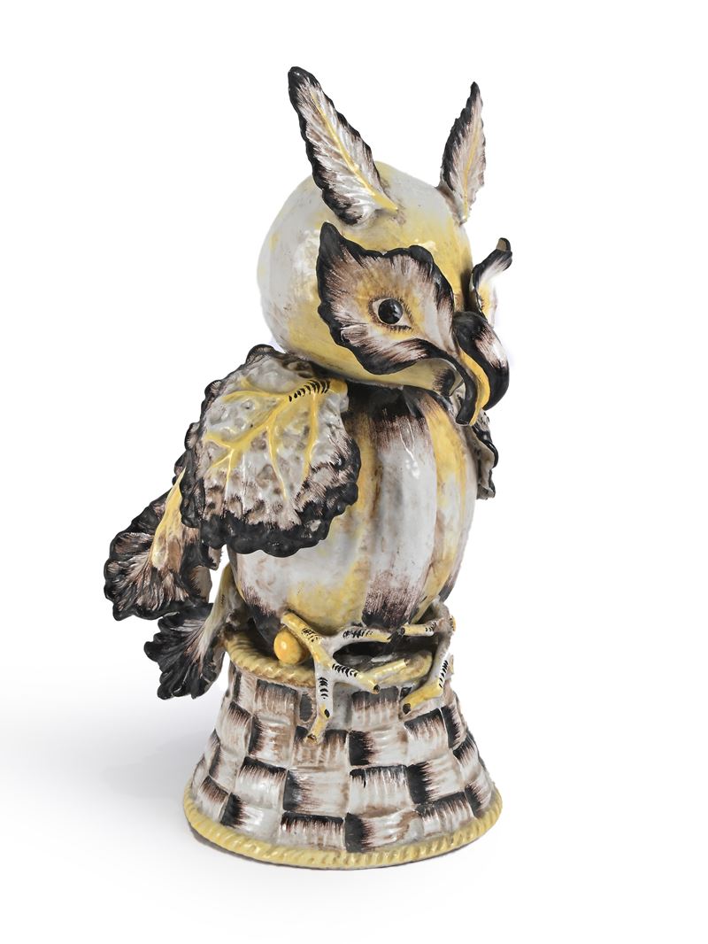 Grande gufo in ceramica artistica nei toni del giallo e del bruno