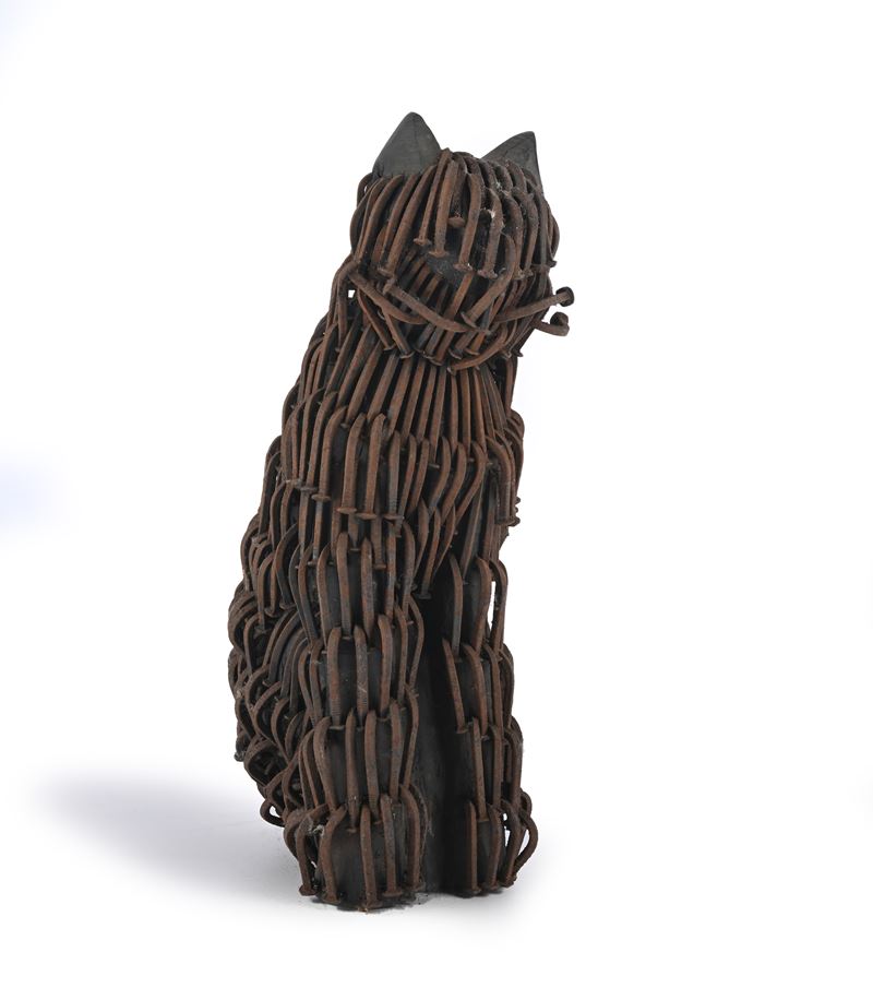 Gatto seduto in legno interamente rivestito di chiodi