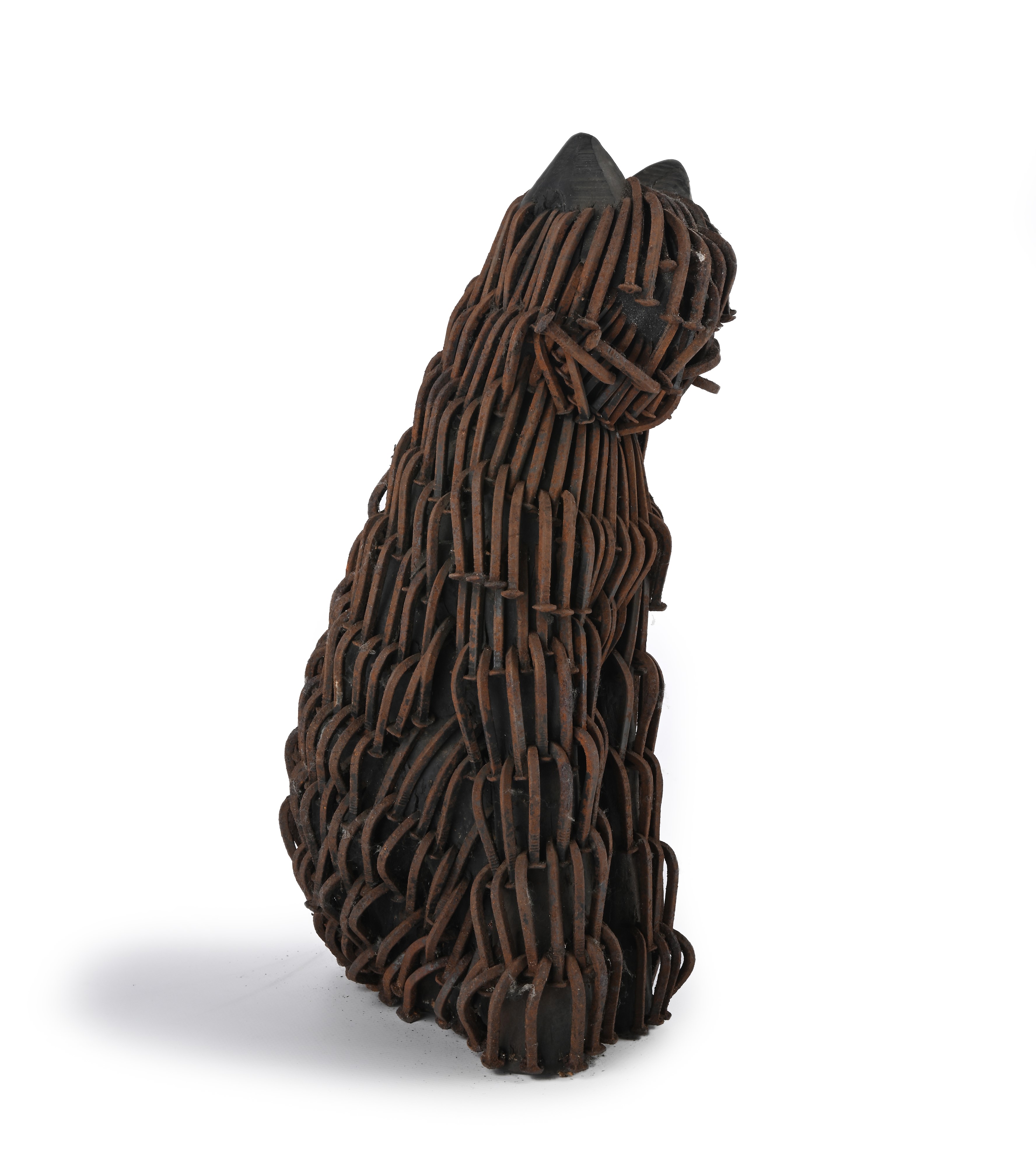 Gatto seduto in legno interamente rivestito di chiodi