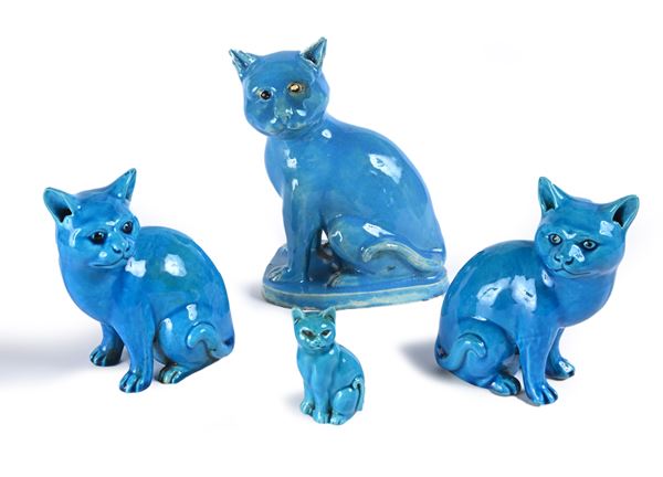 Quattro gatti seduti in ceramica turchese, manifatture diverse