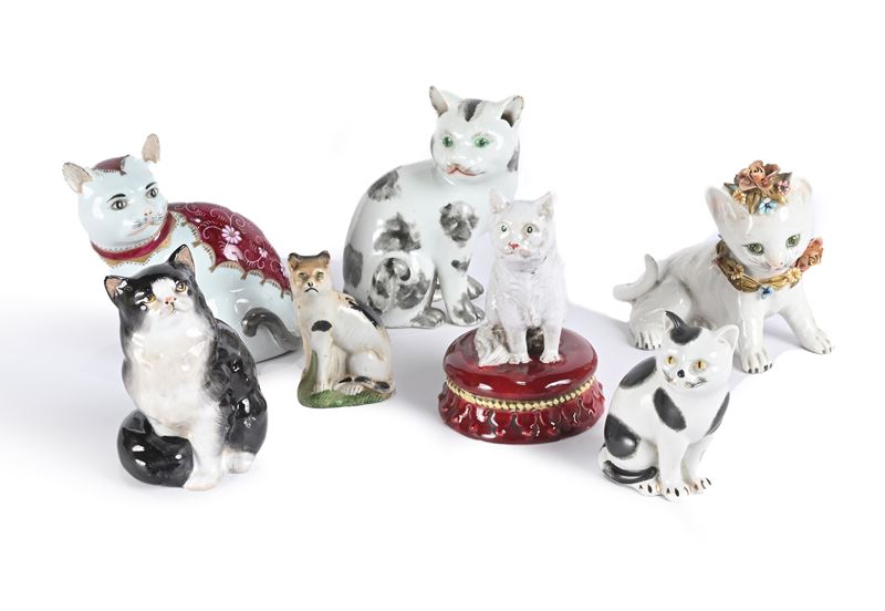 Sette figure di gatto in ceramica policroma, manifatture ed epoche diverse