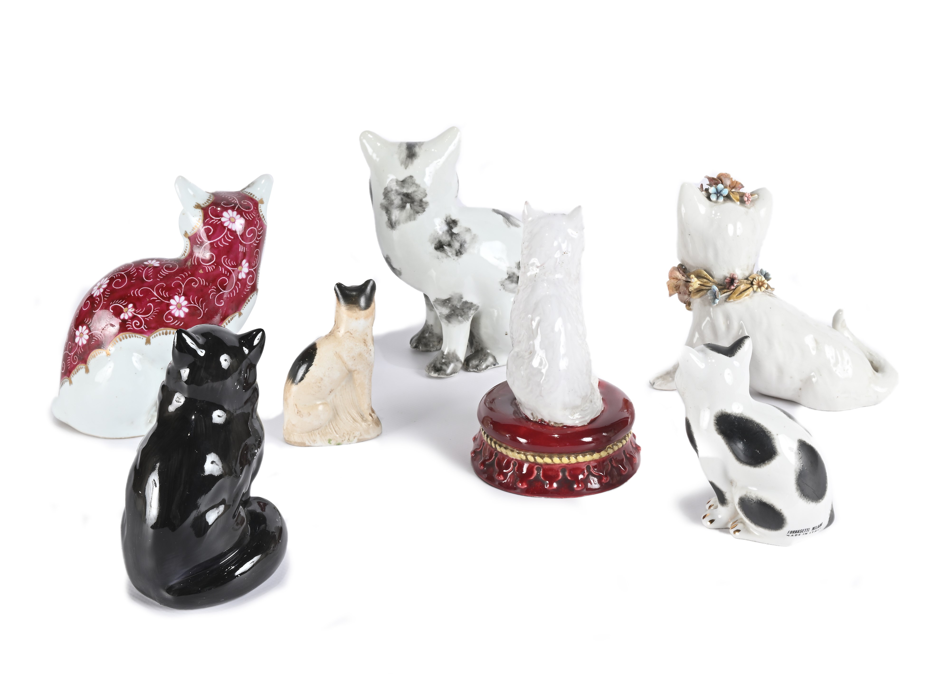 Sette figure di gatto in ceramica policroma, manifatture ed epoche diverse