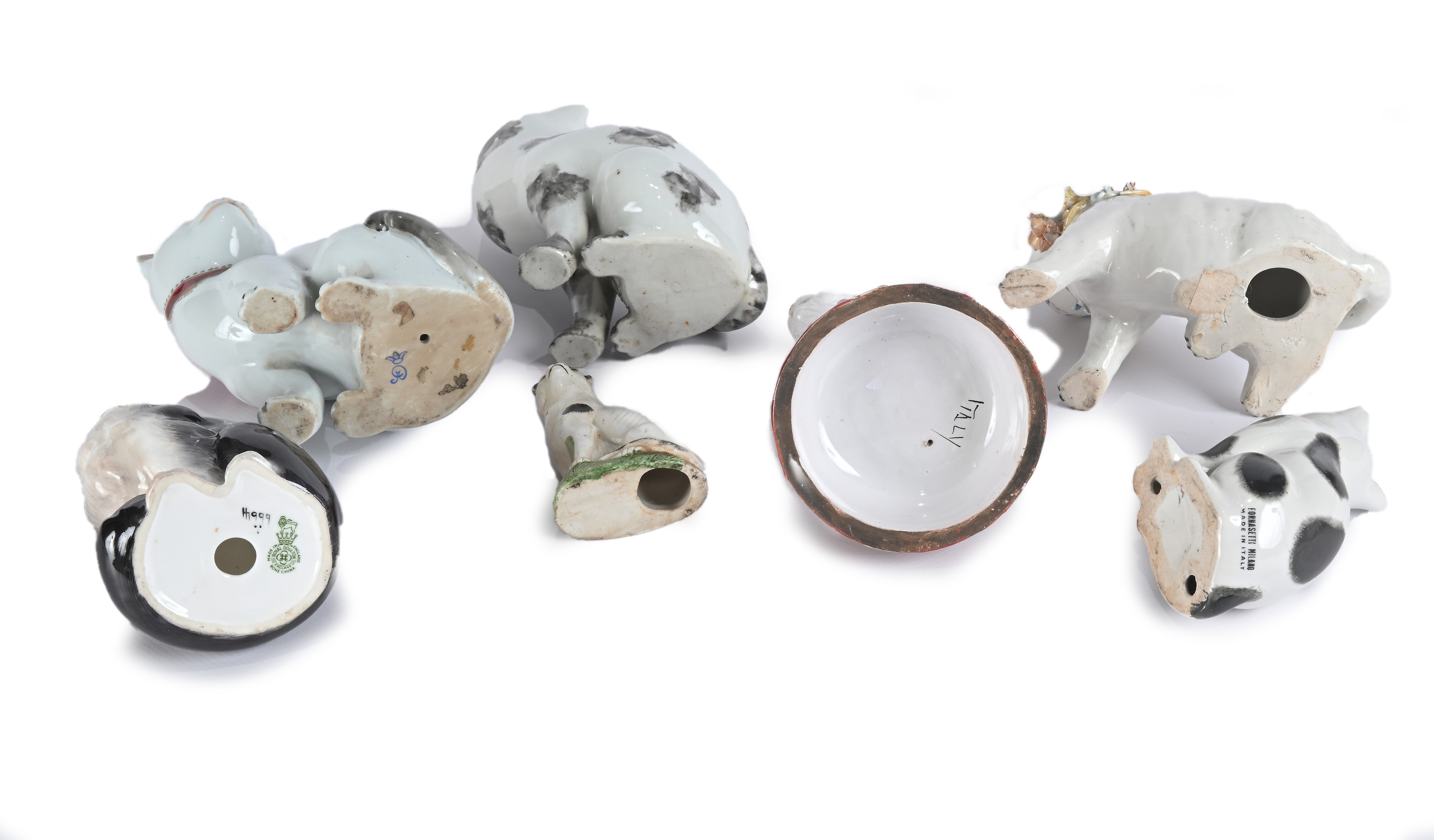 Sette figure di gatto in ceramica policroma, manifatture ed epoche diverse