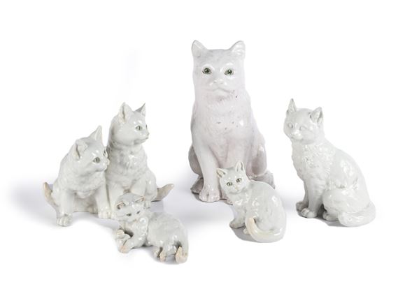 Sei figure di gatto in porcellana e ceramica bianca, manifattura Kunstabteilung, Germania, prima metà del XX secolo