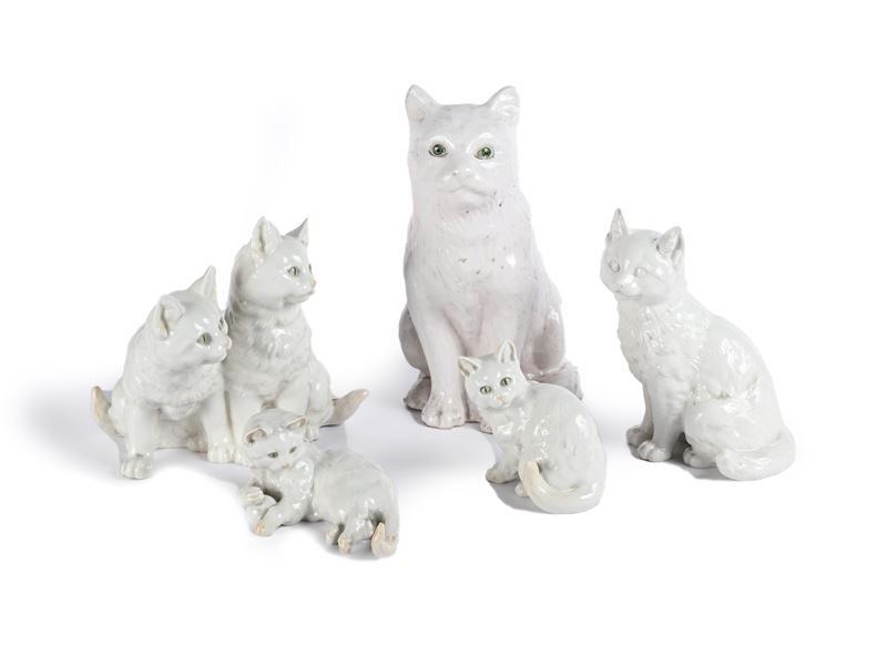Sei figure di gatto in porcellana e ceramica bianca, manifattura Kunstabteilung, Germania, prima ...