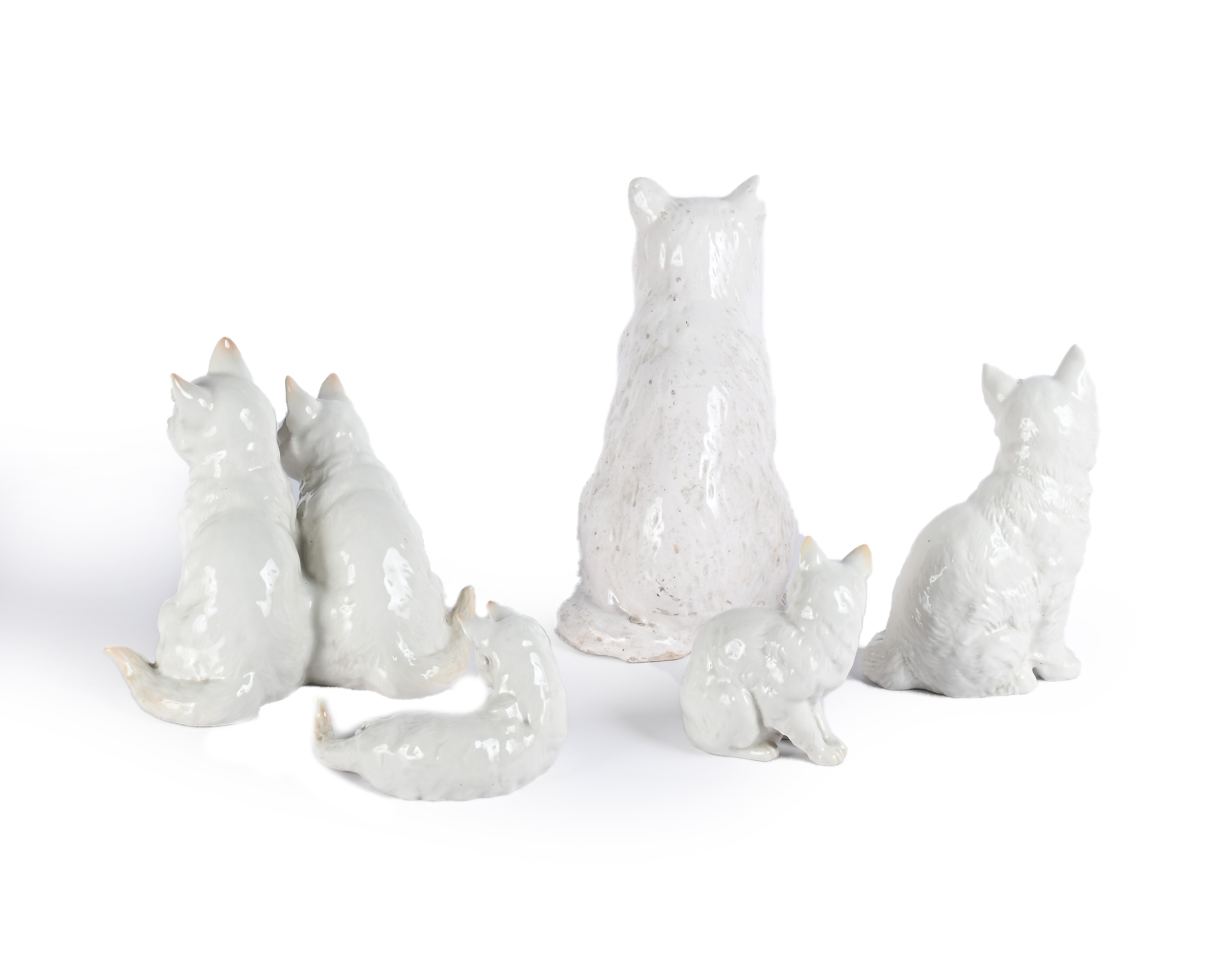 Sei figure di gatto in porcellana e ceramica bianca, manifattura Kunstabteilung, Germania, prima ...