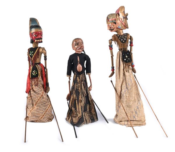 Tre burattini sundanesi del teatro Wayang Golek, Giava occidentale, Indonesia, fine XIX/inizi XX secolo