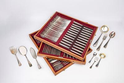 Servizio di Posate per Dodici in Argento con Contenitore in Legno a Nove Tiretti