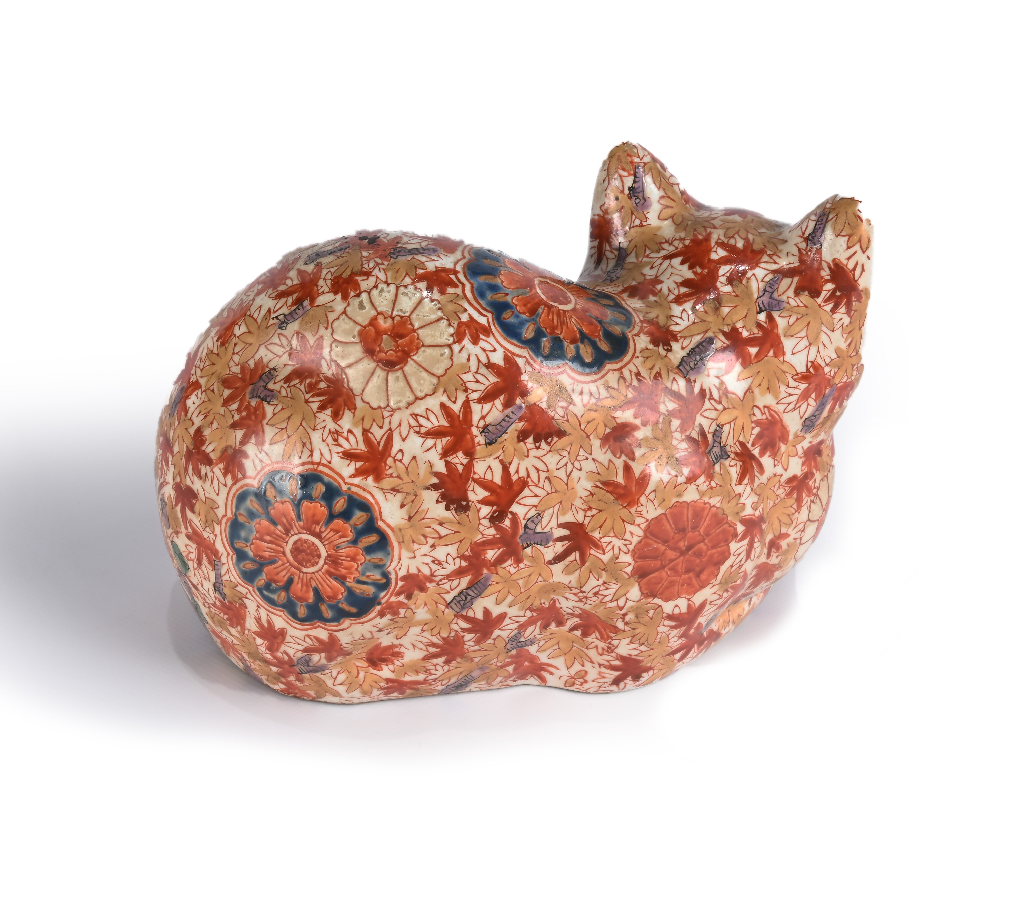 Gatto in porcellana decorata nei toni dell'Imari, Giappone