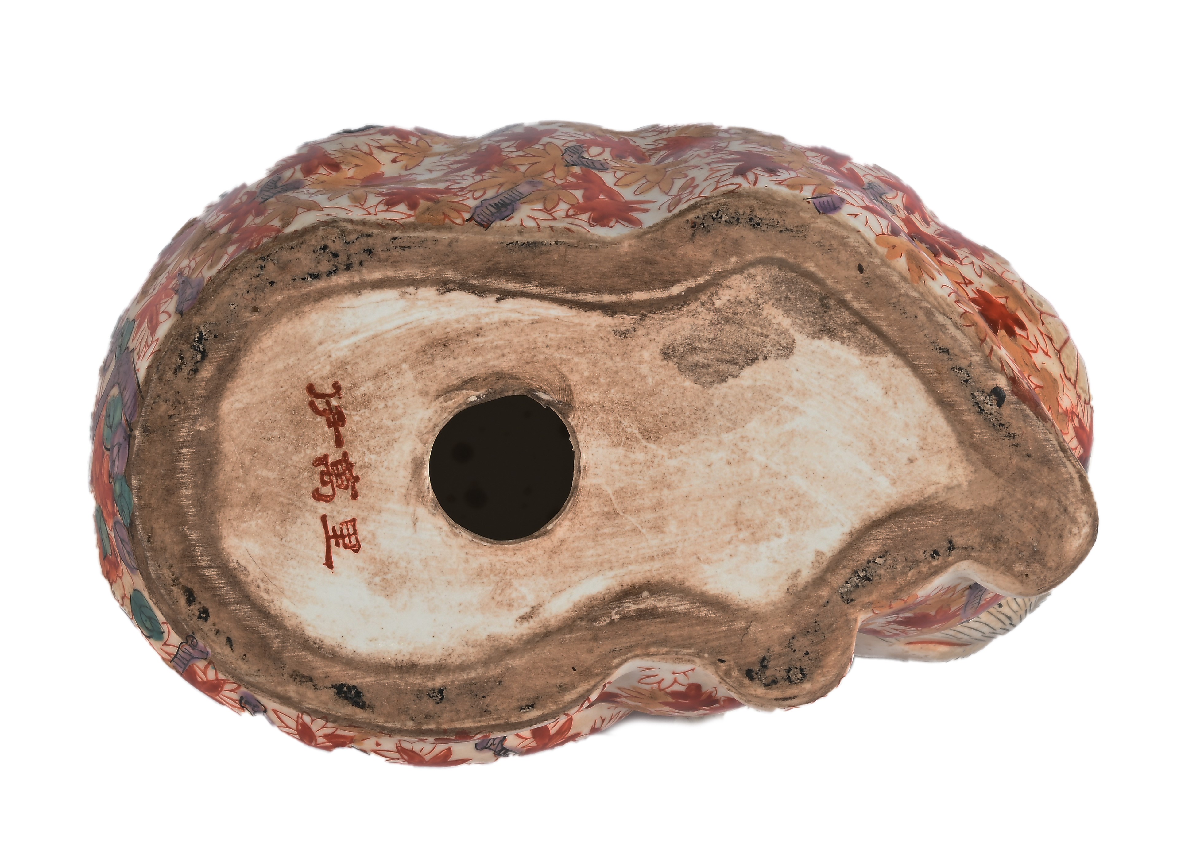 Gatto in porcellana decorata nei toni dell'Imari, Giappone