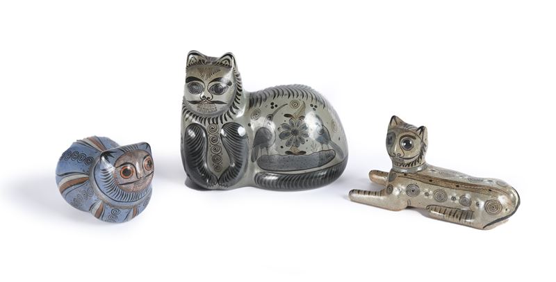 Tre figure di gatto accucciato in ceramica di Tonala, arte popolare messicana