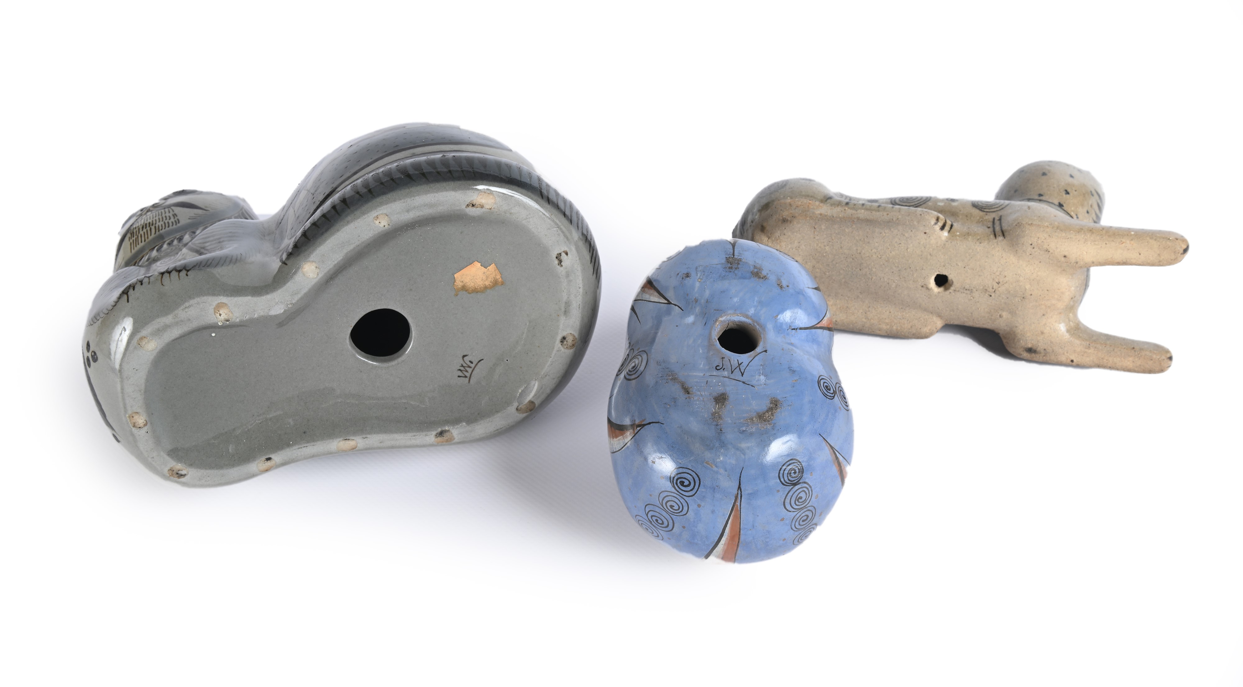 Tre figure di gatto accucciato in ceramica di Tonala, arte popolare messicana