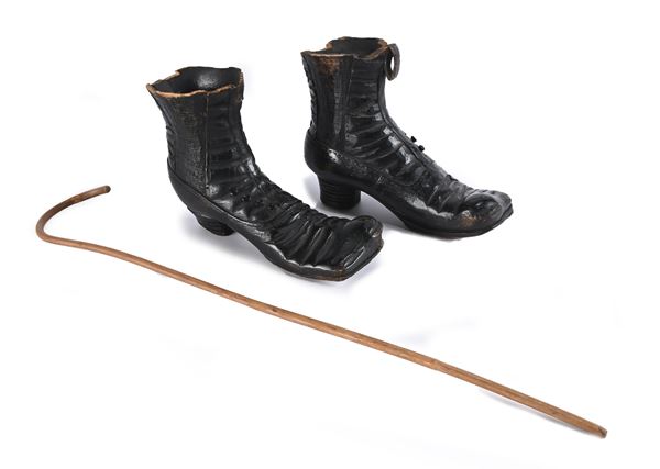 Riproduzione in legno intagliato delle scarpe di Charlot e piccola canna incurvata