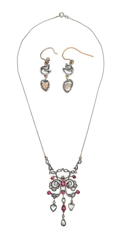 Parure di Pendente e Orecchini Antica in Oro, Argento, Diamanti e Rubini