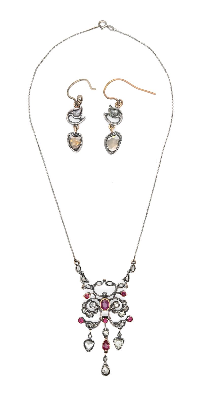 Parure di Pendente e Orecchini Antica in Oro, Argento, Diamanti e Rubini