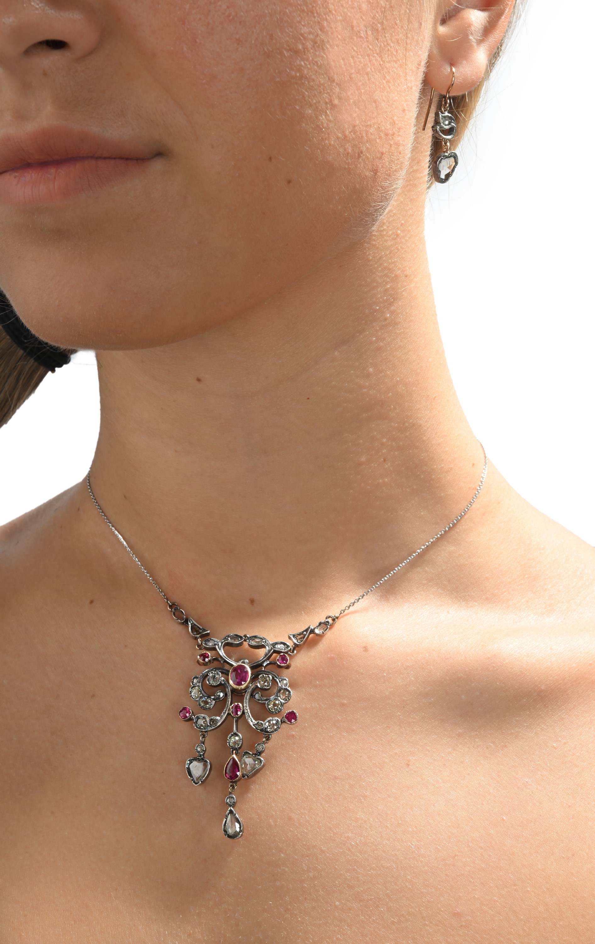 Parure di Pendente e Orecchini Antica in Oro, Argento, Diamanti e Rubini