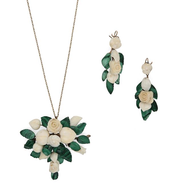 Parure di pendente e orecchini in oro, corallo bianco e malachite