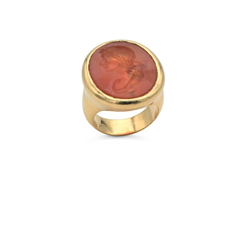 Anello in Oro e Cammeo su Corniola