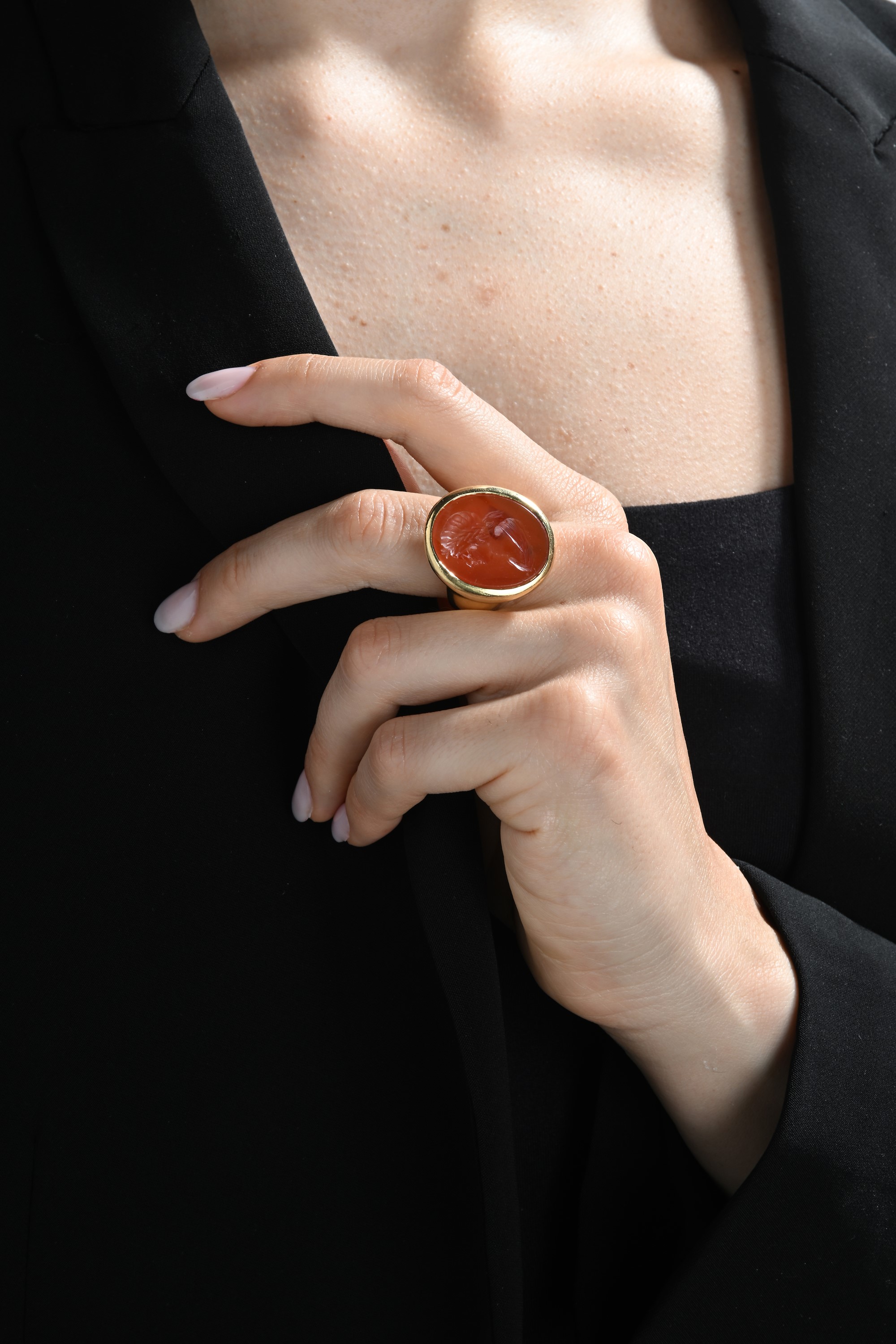 Anello in Oro e Cammeo su Corniola
