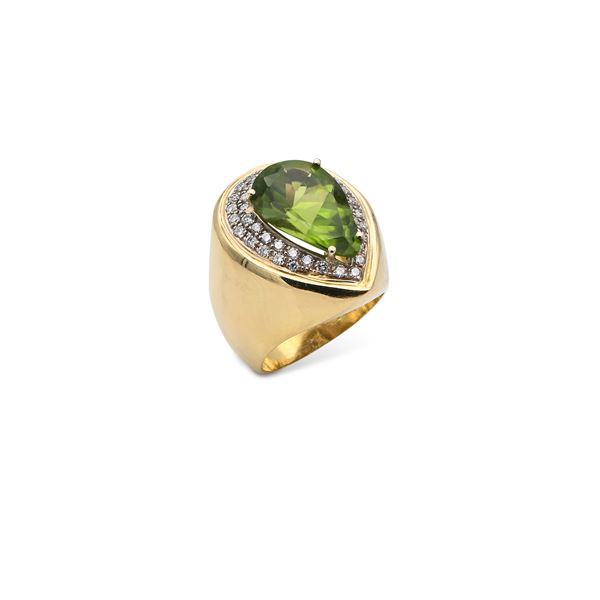 Anello in oro, peridoto e brillanti