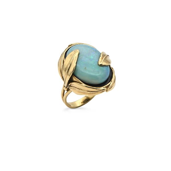 Anello in oro e opale