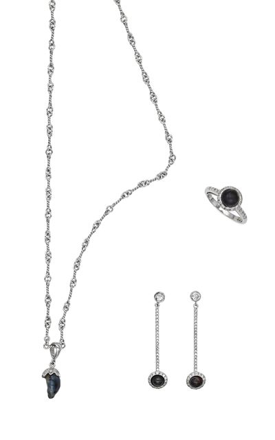 Parure di Pendente, Anello e Coppia di Orecchini in Oro, Brillanti e Perle Naturali Spontanee