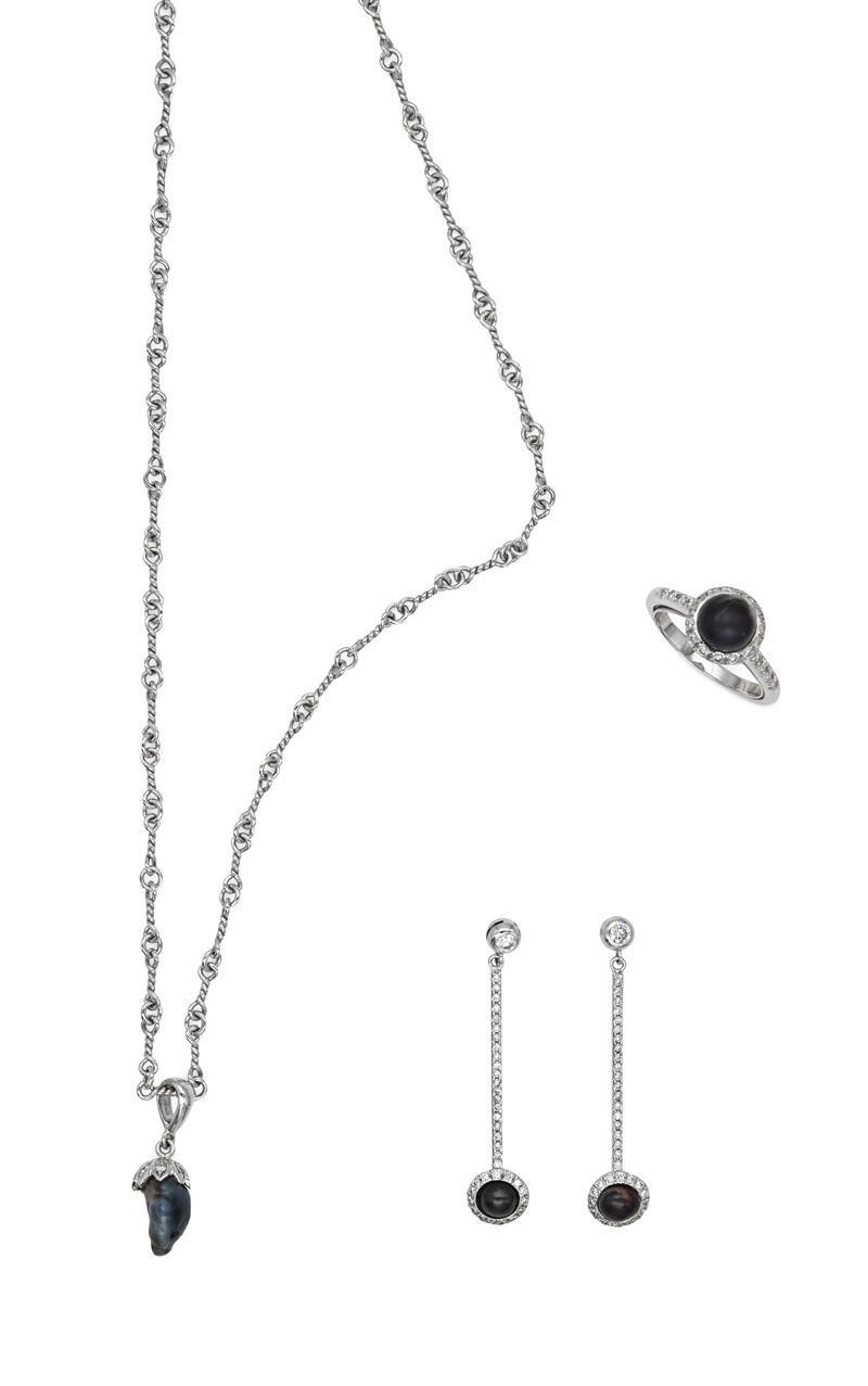 Parure di Pendente, Anello e Coppia di Orecchini in Oro, Brillanti e Perle Naturali Spontanee