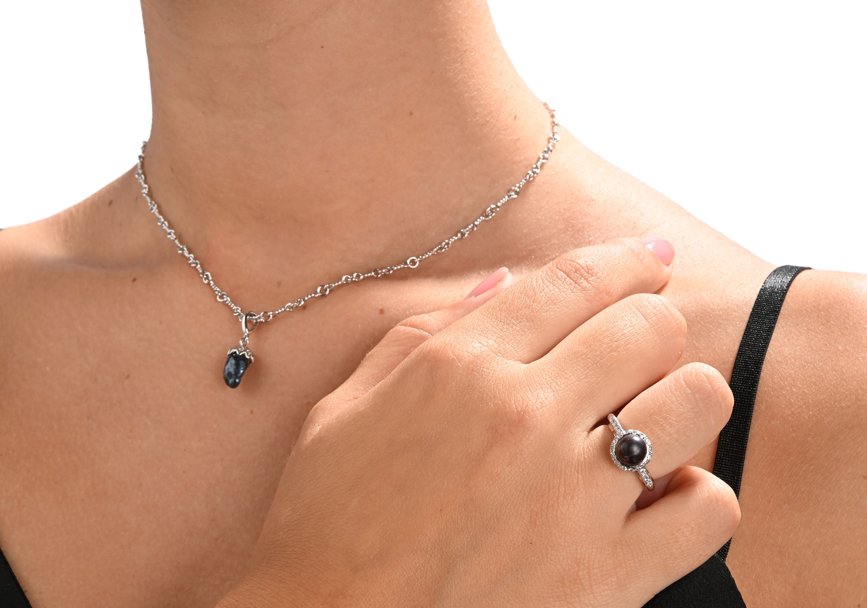 Parure di Pendente, Anello e Coppia di Orecchini in Oro, Brillanti e Perle Naturali Spontanee