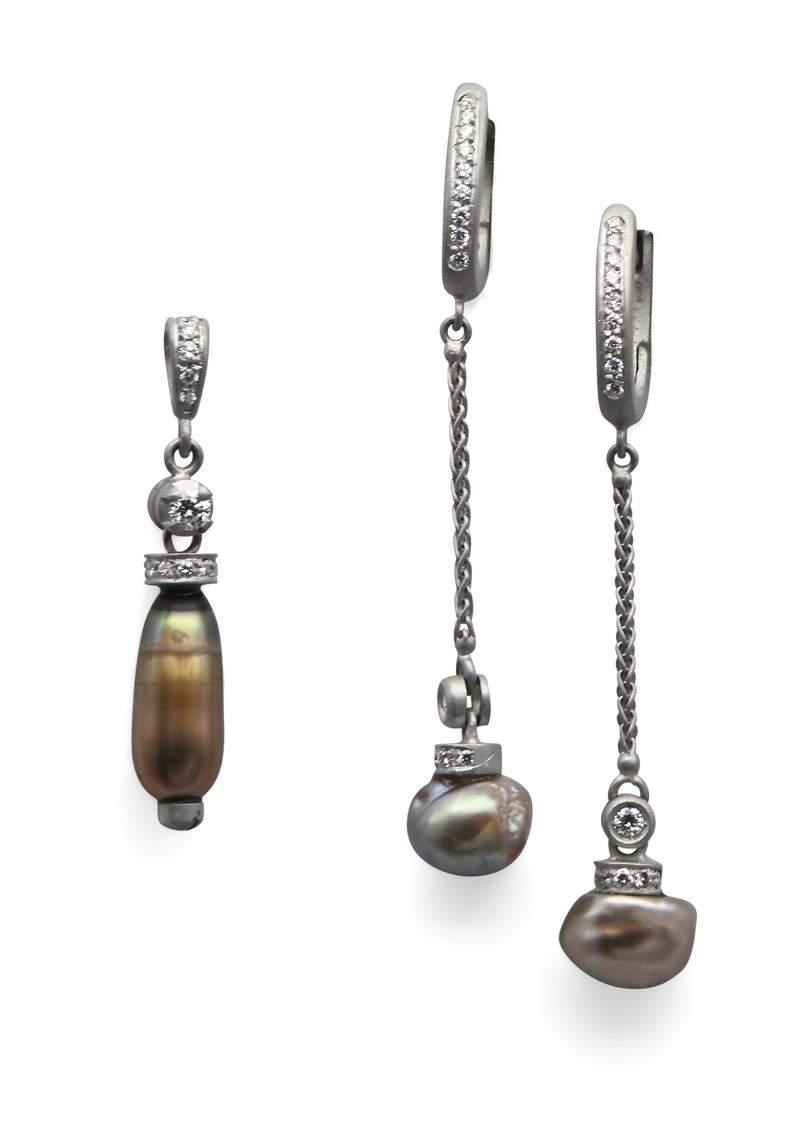 Parure di Pendente e Coppia di Orecchini in Oro, Brillanti e Perle Naturali Spontanee
