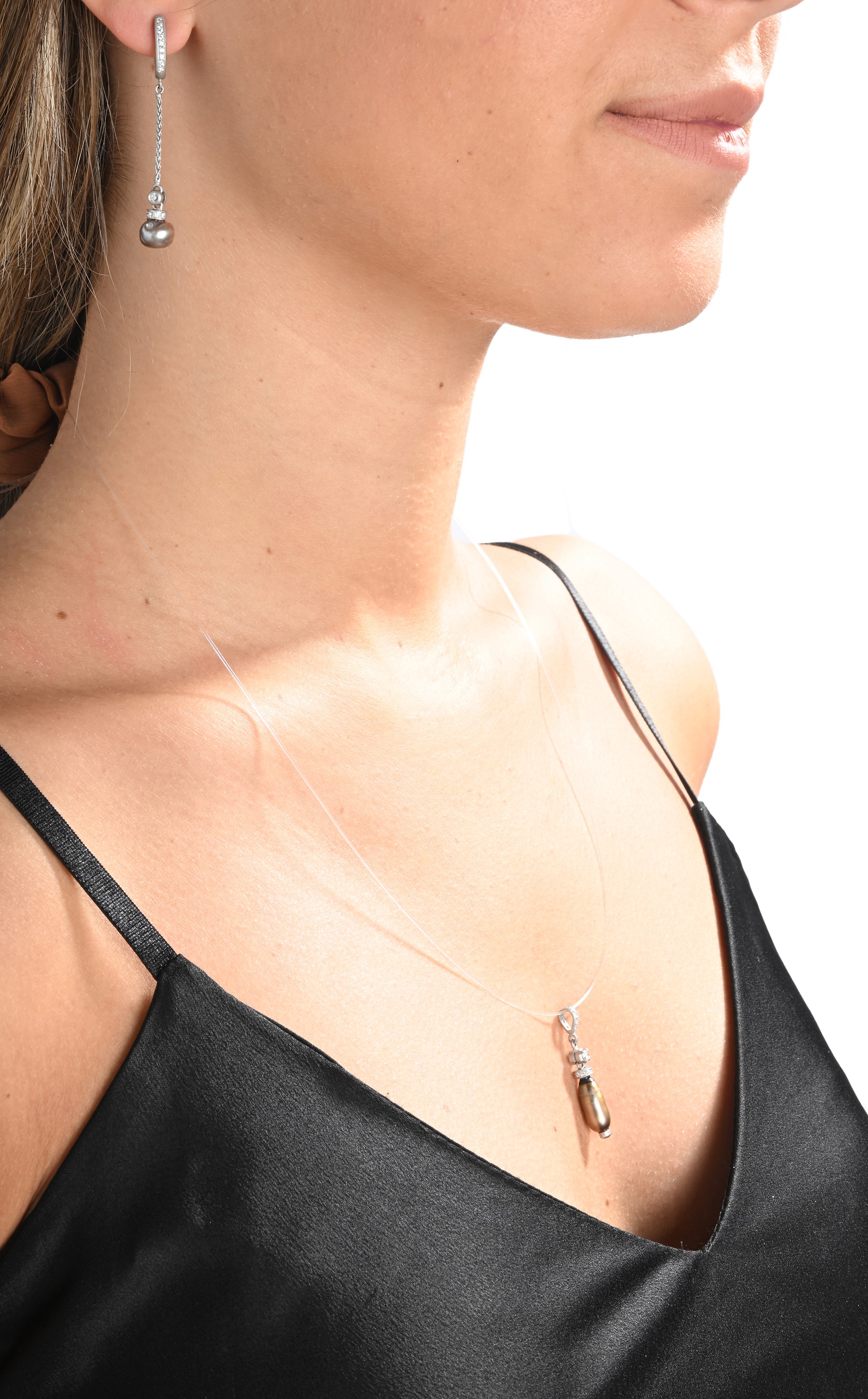 Parure di pendente e coppia di orecchini in oro, brillanti e perle naturali spontanee