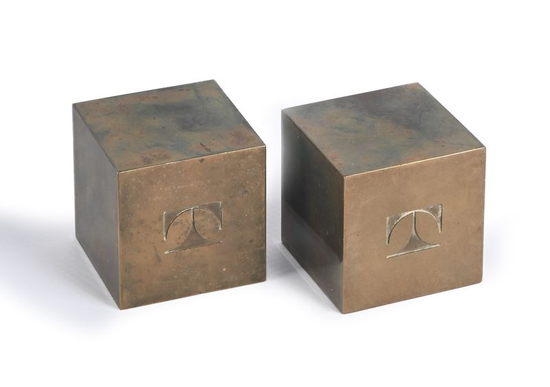 Coppia di dadi fermacarte in bronzo massiccio con lettera "T" incisa