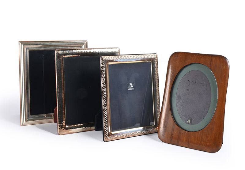 Tre cornici da tavolo in lamina d'argento ed una quarta rettangolare in legno con luce ovale