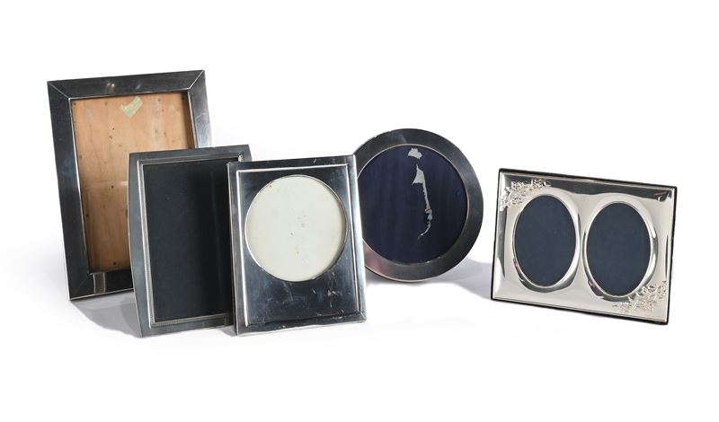 Cinque cornici da tavolo diverse in argento ed in metallo argentato