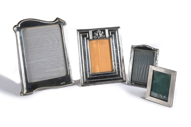 Quattro cornici da tavolo in lamina d'argento sbalzata