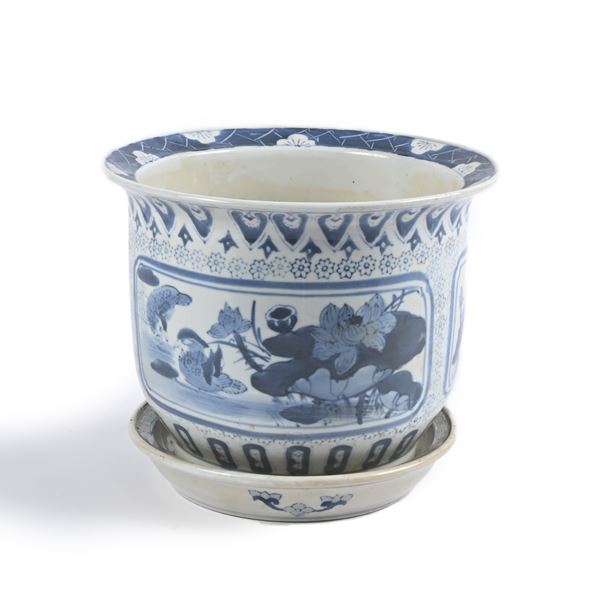 Vaso di gusto orientale in porcellana bianca e blu con piatto sottovaso