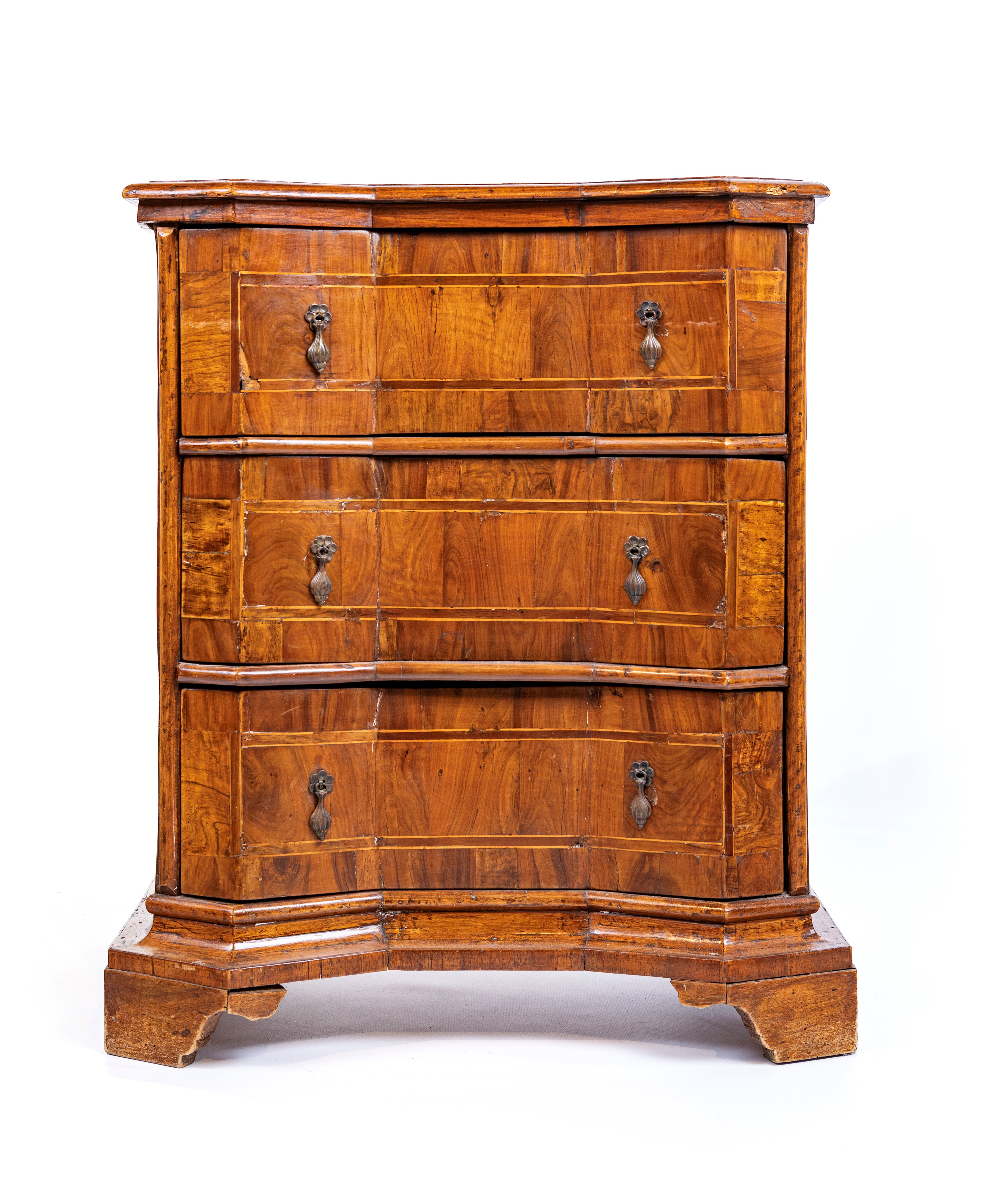 Cassettone in noce con filettature intarsiate, fine XVII secolo