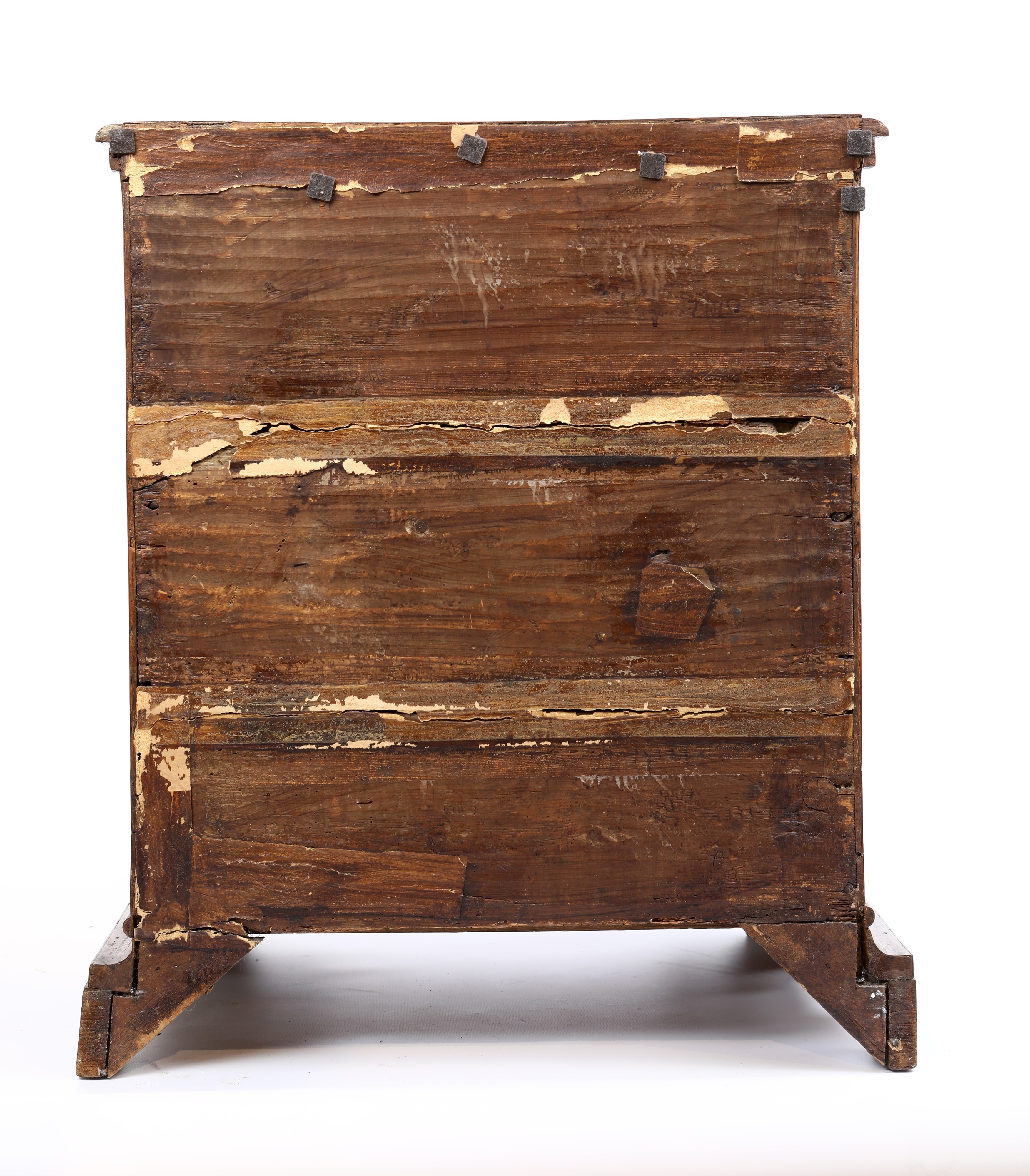 Cassettone in noce con filettature intarsiate, fine XVII secolo