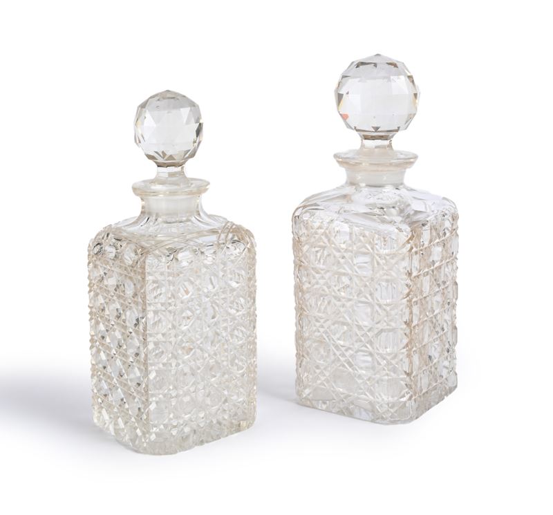 Due bottiglie da liquore in cristallo