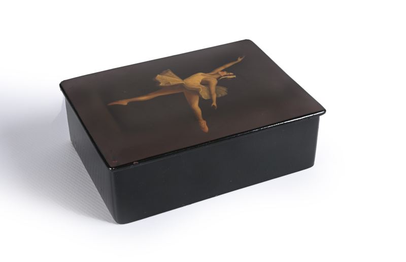 Scatola in cartapesta con figura di ballerina