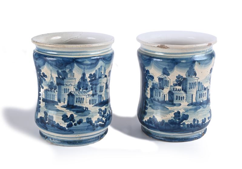 Coppia di antichi albarelli in maiolica bianca e blu, Napoli, XIX secolo