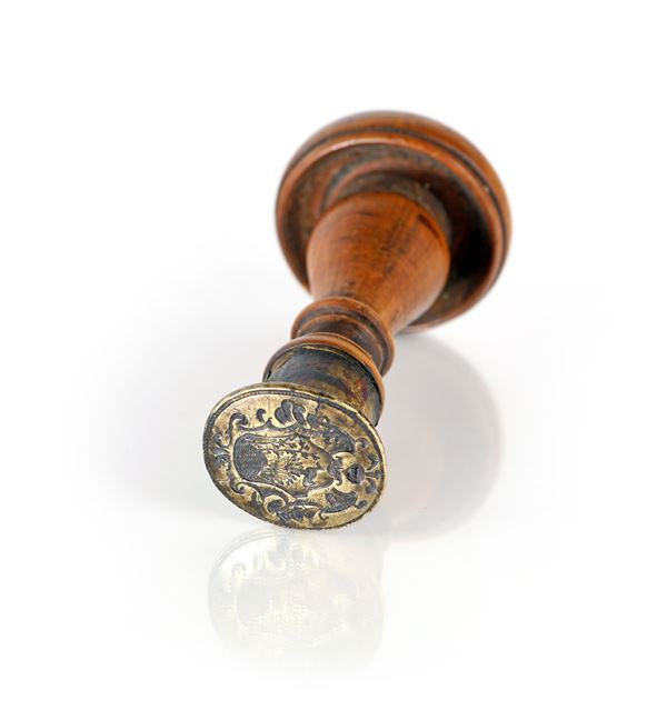Sigillo in bronzo con manico in legno
