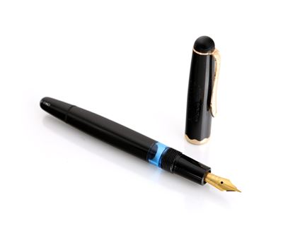 Montblanc Monte Rosa 042 - Penna Stilografica Vintage in Celluloide Nera con Particolari Dorati