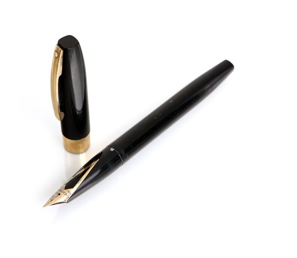 Sheaffer - Penna stilografica in celluloide nera con particolari dorati